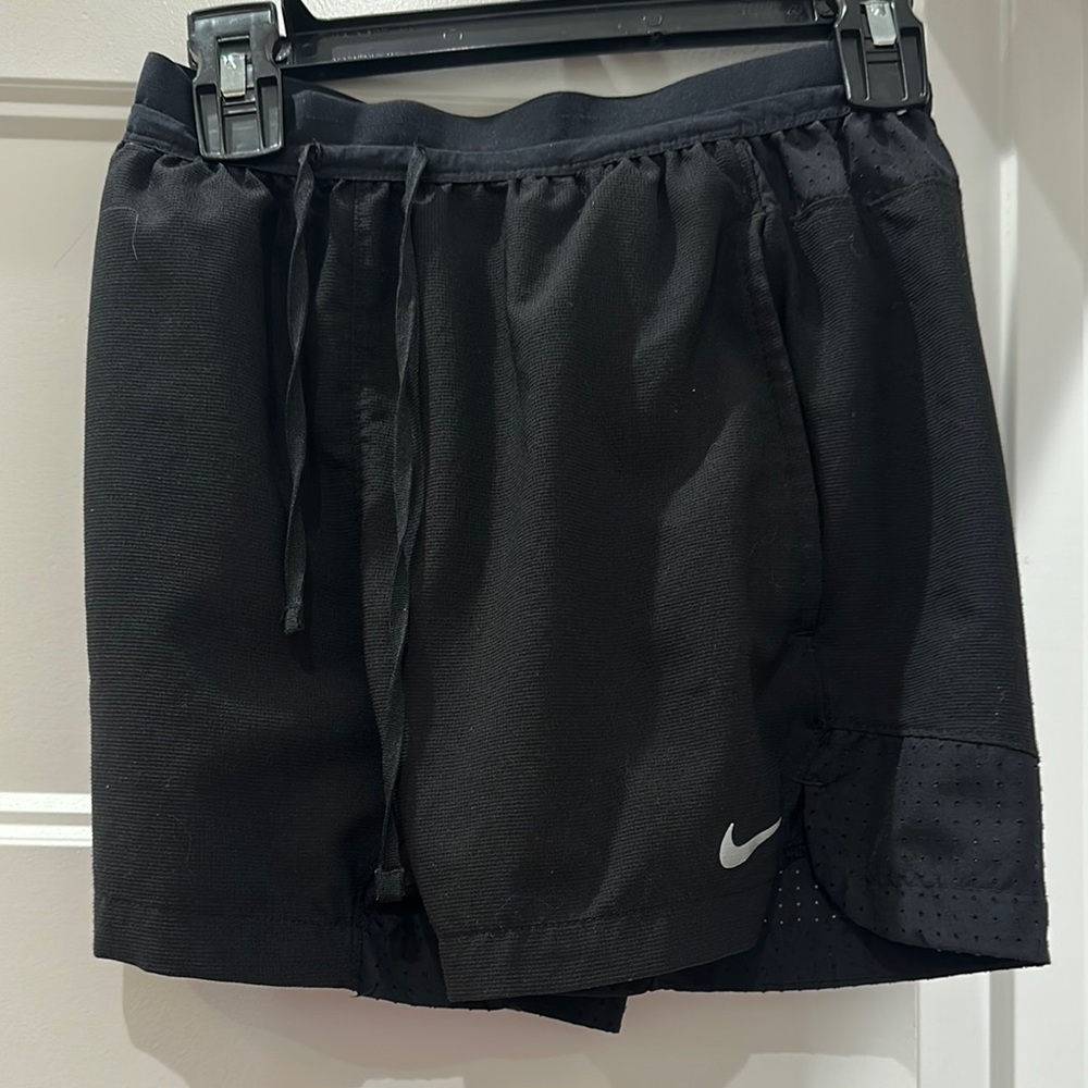 Boys dri fit medium Nike Black Athletic Shorts Moisture-Wicking Design